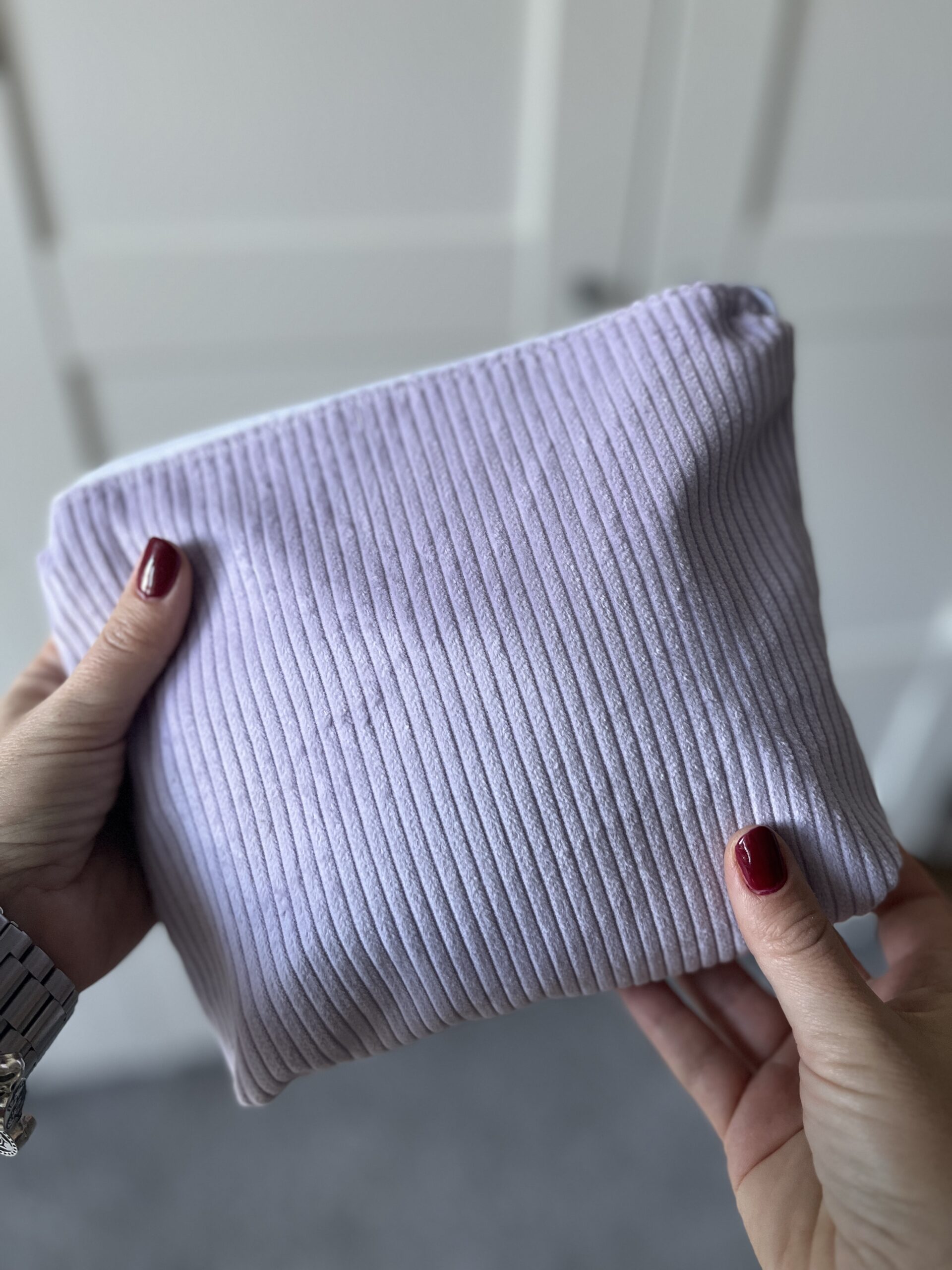 Lila kordbársony neszeszer