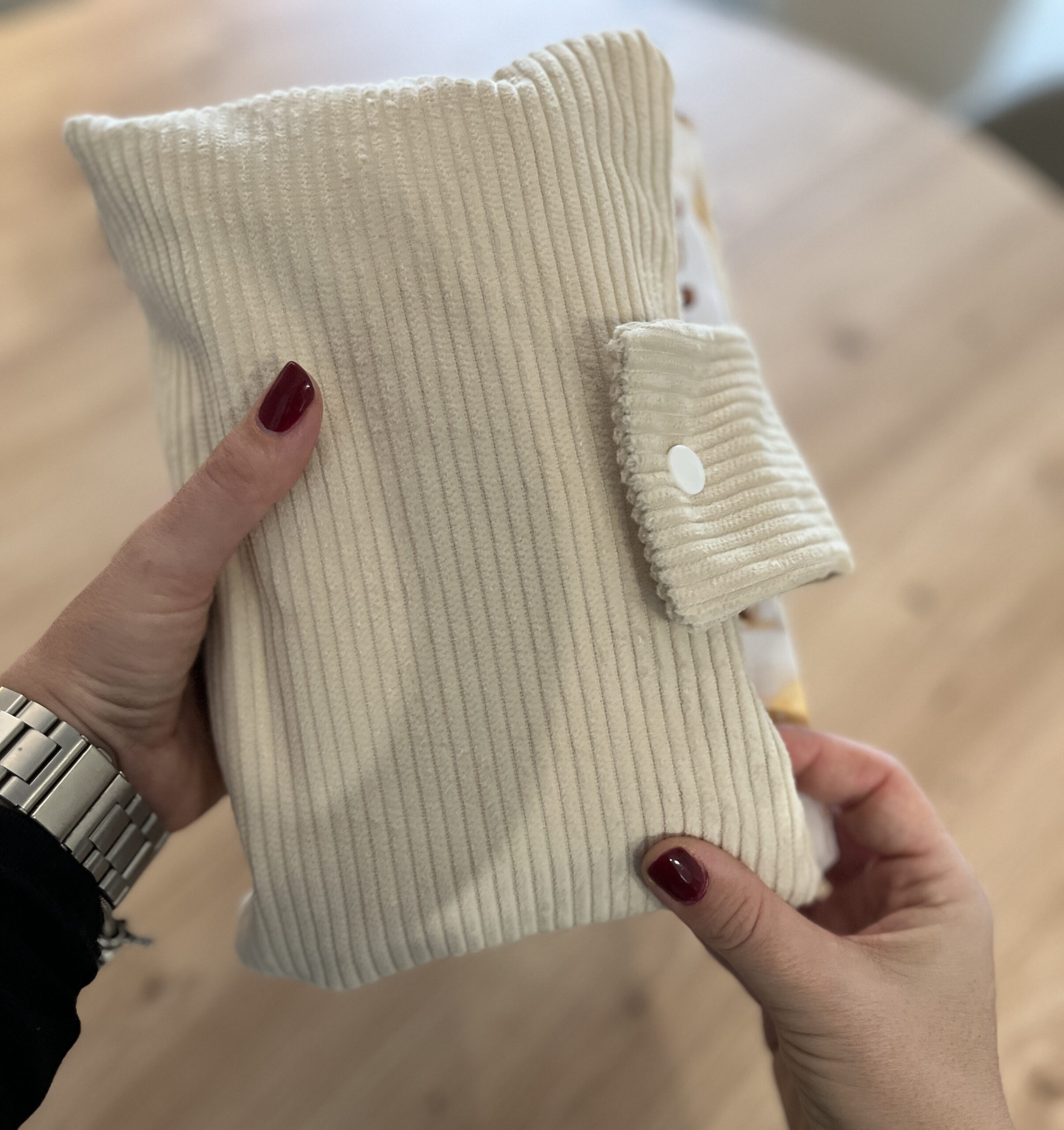 Bézs kordbársony pelenkázó neszeszer őzikés belsővel