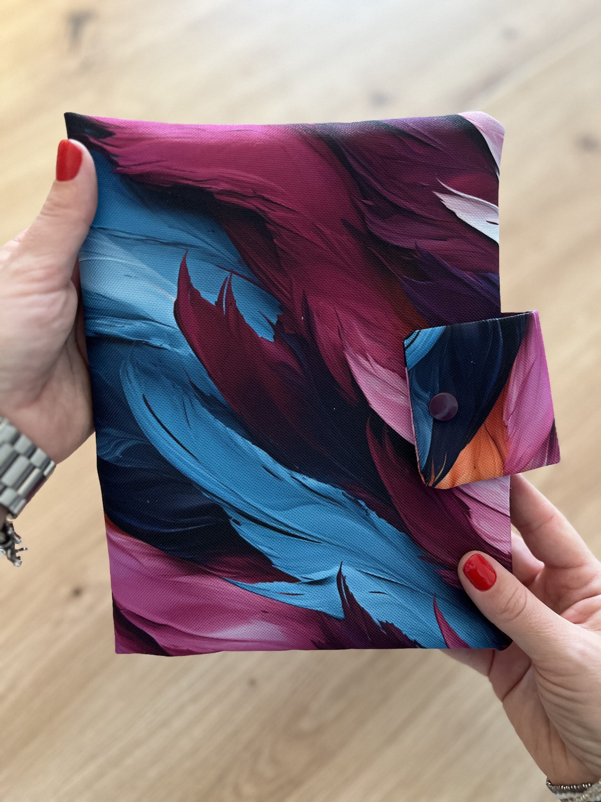 Vízhatlan toll mintás pelenkázó neszeszer