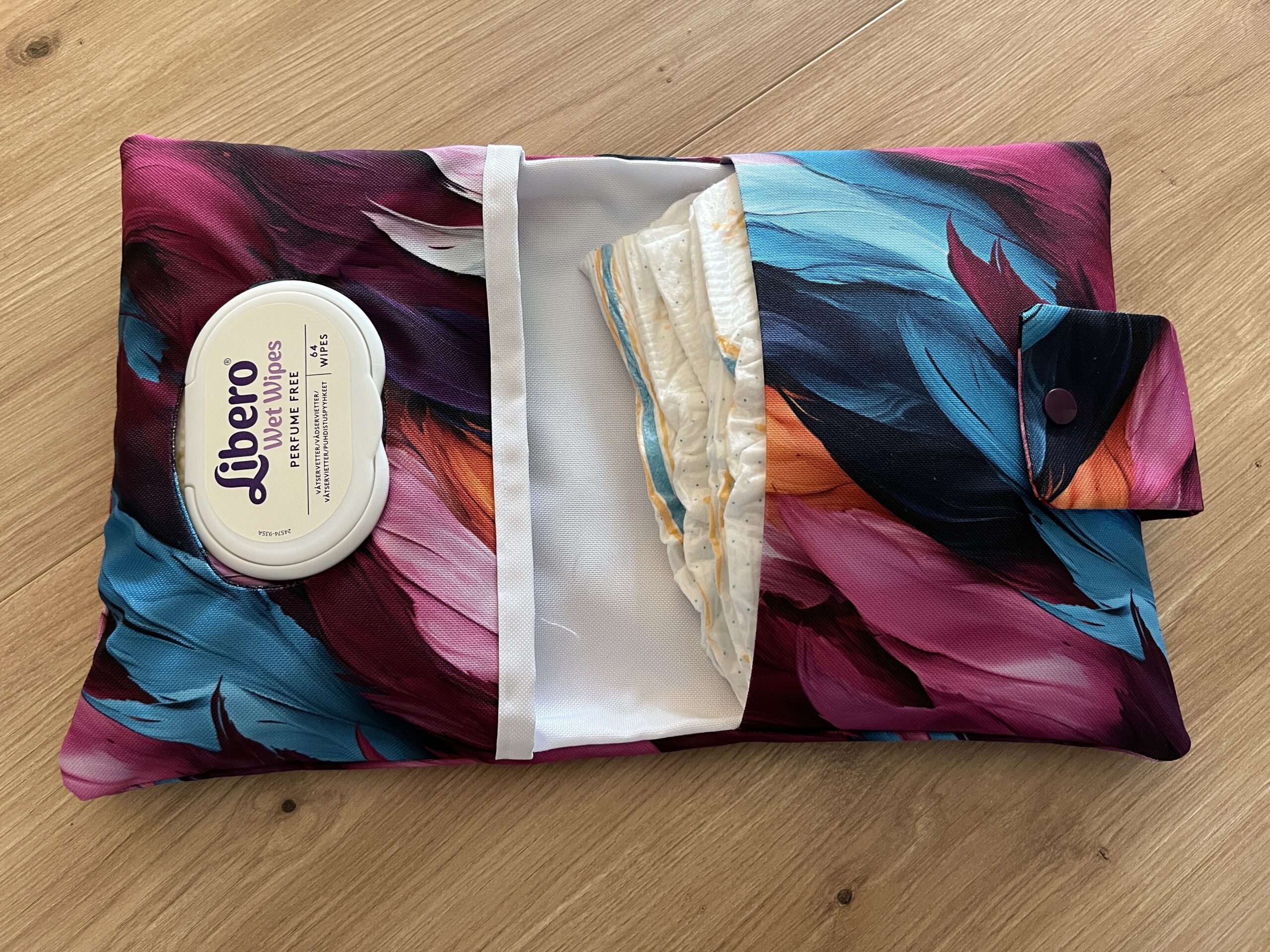 Vízhatlan toll mintás pelenkázó neszeszer - Image 4