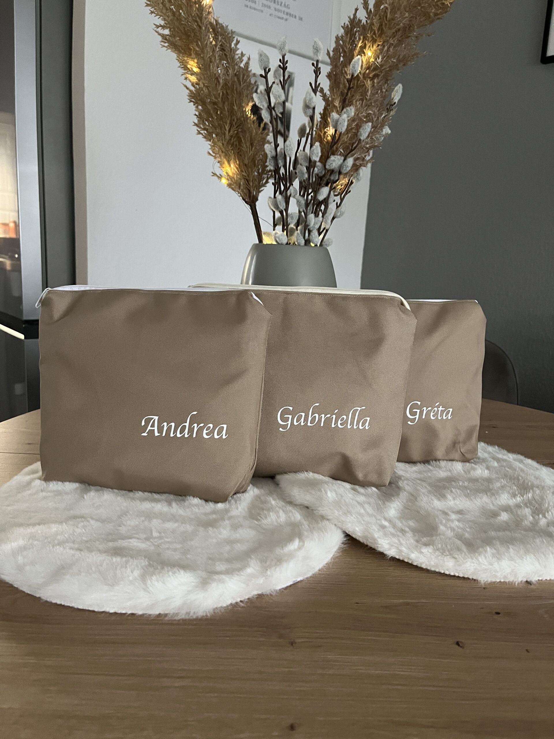 Vízhatlan bézs színű névre szóló neszeszer - Image 3