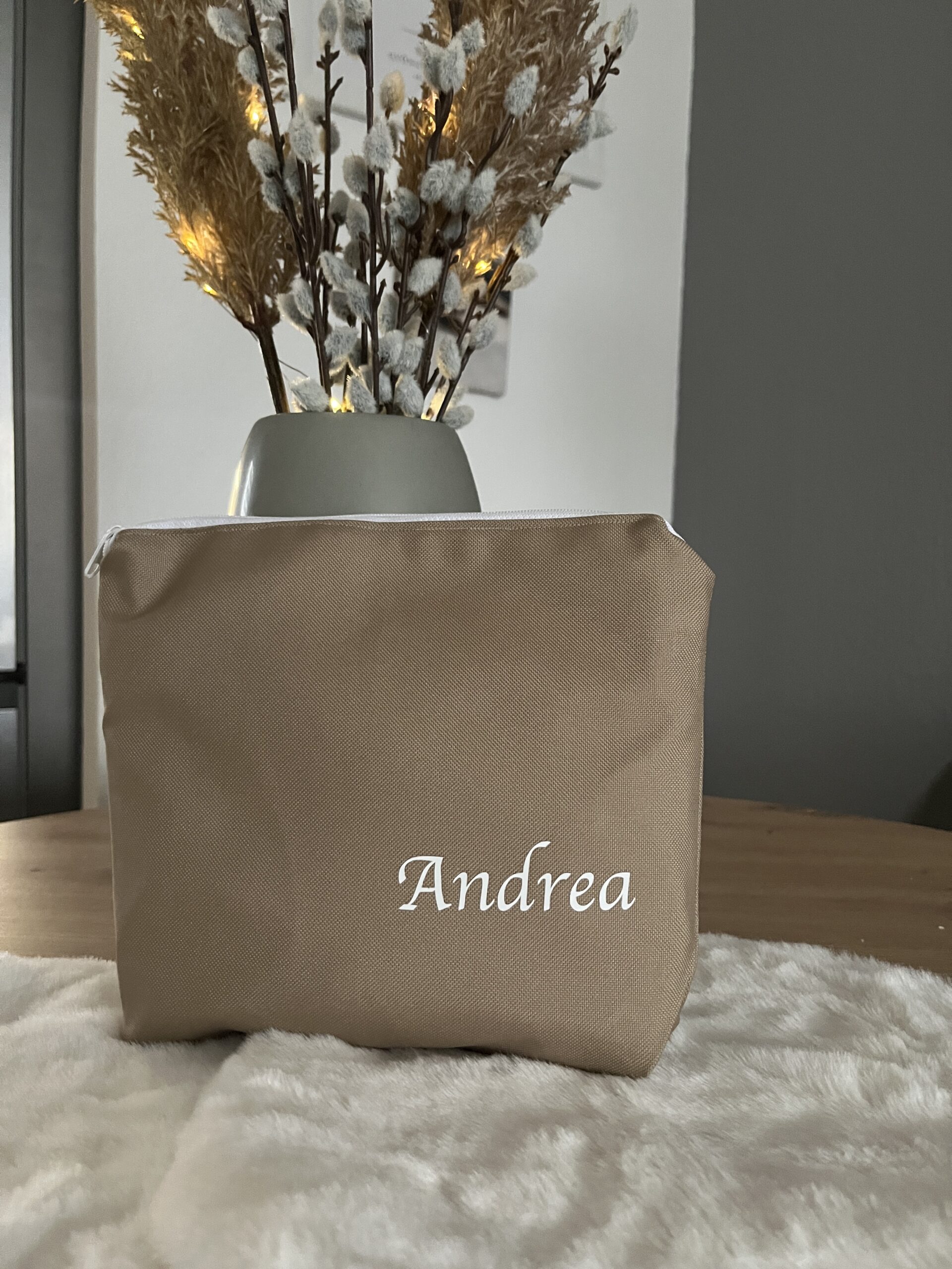 Vízhatlan bézs színű névre szóló neszeszer - Image 2